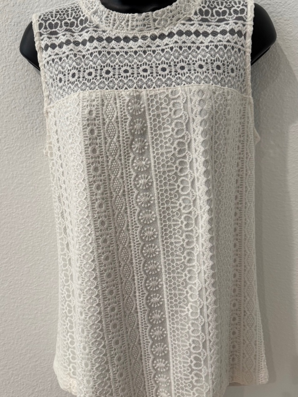 COUPE COLLECTION | Women’s WHITE Crocheted LACE Sleeveless Top | Floral | Large